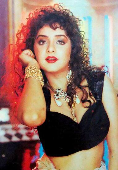 उसी दौरान दिव्या ने तेलुगू फिल्म में भी काम किया. दिव्या भारती ने 90's में कई फिल्मों को साइन किया जिसमें प्रोड्यूसर्स ने उनकी खूबसूरती देखकर संगीता बिजलानी, जुही चावला जैसी एक्ट्रेसेस को साइन करने के बाद फिल्म से हटा दिया.