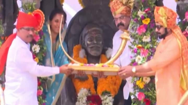 राष्ट्रवादी काँग्रेस शरद पवार पक्षाच्या तुतारी चिन्हाचं अनावरण करण्यात आलं आहे. (Photo Credit : ABP MAJHA)