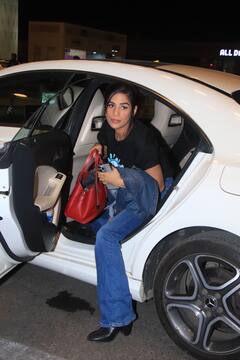 ब्लैक टीशर्ट, ब्लू डेनिम में एयरपोर्ट पर स्पॉट हुईं Poonam Pandey, मौत की फर्जी खबर फैलाने के बाद विदेश घूमने निकलीं एक्ट्रेस