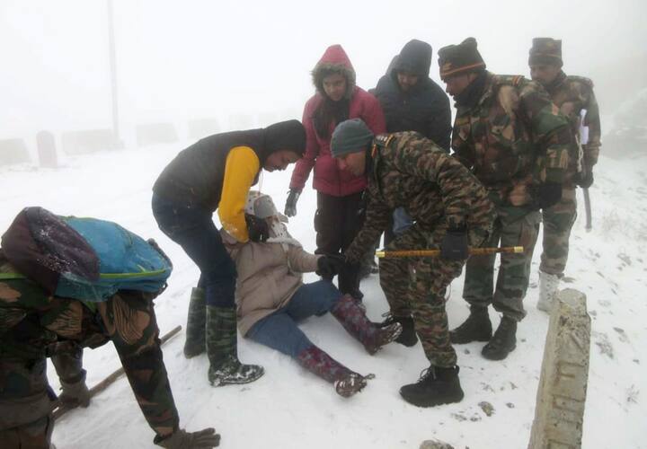 जम्मू-कश्मीर के पुंछ से पहलगाम तक हिमपात हो रहा है. जम्मू-कश्मीर के गुलमर्ग में बर्फीले तूफान और हिमस्खलन से पर्यटकों में हाहाकार मचा हुआ है.अचानक आए बर्फीले तूफान से एक विदेशी पर्यटक की मौत हो गई और एक पर्यटक घायल हो गया. इसके अलावा जम्मू-श्रीनगर राष्ट्रीय राजमार्ग पर हुए भूस्खलन में एक निर्माण कंपनी के मजदूर की मौत भी हो गई.