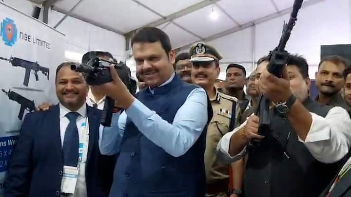 डिफेन्स एक्स्पोच्या उद्धाटनादरम्यान महाराष्ट्र राज्याचे उपमुख्यमंत्री देवेंद्र फडणवीस यांनी स्वदेशी शस्त्रांची पाहणी केली.