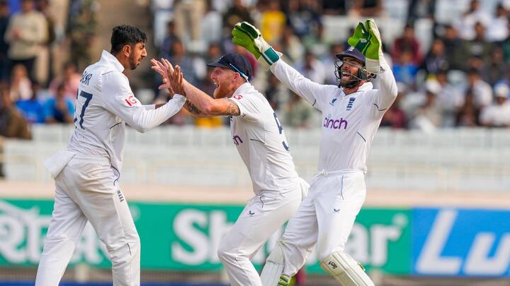 ৬ ফুট ৪ ইঞ্চির বসির ইংল্যান্ডের হয়ে ভারতের মাটিতে টেস্ট অভিষেক করেন। আন্তর্জাতিক ক্রিকেটে বসিরের প্রথম শিকার ভারত অধিনায়ক রোহিত শর্মা।