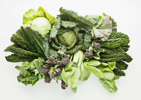 1. Leafy green vegetables: Leafy green vegetables like spinach, water spinach, kale, cabbage, fenugreek leaves, collard greens, etc., are loaded with vitamins, minerals, and antioxidants that support the liver's detoxification processes. The fibre content in them also helps remove toxins from the body. (Image Source: Getty)
