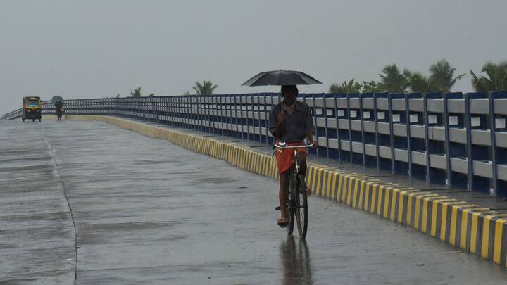 সপ্তাহান্তে ফের দুর্যোগের ভ্রুকুটি রয়েছে জেলায় জেলায় । বজ্রবিদ্যুৎ সহ বৃষ্টি হবে, তবে সব জায়গায় নয়। বিক্ষিপ্ত বৃষ্টিরই পূর্বাভাস দিয়েছে আবহাওয়া অফিস। বিভিন্ন জেলায় জারি করা হয়েছে হলুদ সতর্কতা বা Yellow Alert।