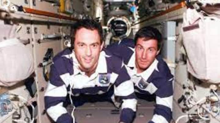 দীর্ঘ চার মাসের গবেষণা সেরে বাকি মহাকাশচারীরা পৃথিবীতে ফিরে এলেও, সেই অবস্থায় ফেরার উপায় ছিল না কৃকালেভের। রাশিয়ার হাতে দ্বিতীয় কাউকে পাঠানোর মতো টাকাও ছিল না হাতে। তাই Mir স্পেস স্টেশনের দায়িত্ব গিয়ে পড়ে কৃকালেভের হাতেই। খাবার দাবার প্রায় শেষ হতে বসেছিল। শুধুমাত্র দেশের অবস্থার কথা ভেবেই স্পেস স্টেশন আগলে রয়ে গিয়েছিলেন কৃকালেভ। ছবি: সংগৃহীত।