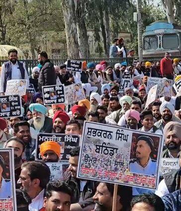 ਇਹ ਕੈਂਡਲ ਮਾਰਚ ਮੁਕਤਸਰ ਦੇ ਰੈਡ ਕਰੋਸ ਭਵਨ ਤੋਂ ਸ਼ੁਰੂ ਹੋ ਕੇ ਕੋਟਕਪੂਰਾ ਚੌਂਕ ਵਿਖੇ ਆ ਕੇ ਸਮਾਪਤ ਹੋਇਆ। ਇਸ ਮੌਕੇ ਕਾਂਗਰਸੀ ਵਰਕਰਾਂ ਦੇ ਵੱਲੋਂ ਜਿੱਥੇ ਸ਼ਹੀਦ ਹੋਏ ਨੌਜਵਾਨ ਕਿਸਾਨ ਸ਼ੁਭਕਰਨ ਸਿੰਘ ਨੂੰ ਸ਼ਰਧਾ ਦੇ ਫੁੱਲ ਭੇਟ ਕੀਤੇ ਗਏ।