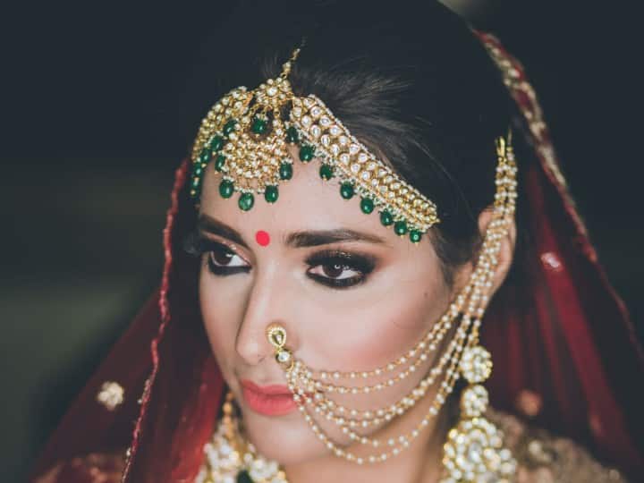 श्वेतार्क को गणपति का पौधा माना गया है. इसके फूल शिव को बेहद प्रिय है. सोमवार के दिन शिवलिंग पर श्वेतार्क के फूल और उसके पत्ते पर राम लिखकर भोलेनाथ को चढ़ाएं. मान्यता है इससे शीघ्र शादी के योग बनते हैं.