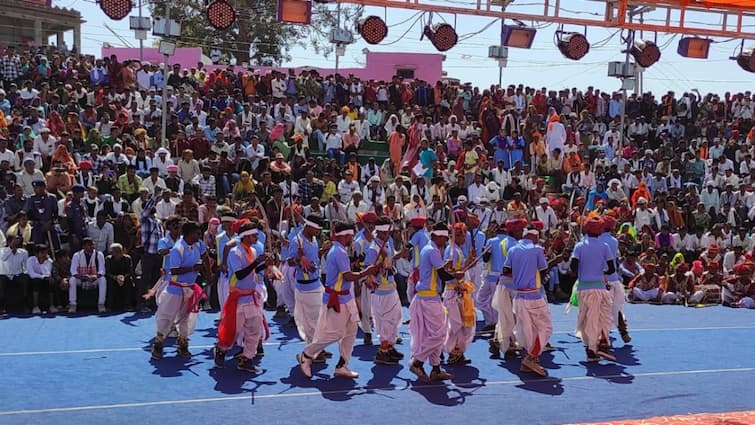 बेणेश्वर धाम में उमड़ी भक्तों की भीड़, त्रिवेणी संगम में किया शाही स्नान, मेले का भी उठाया लुत्फ, देखें तस्वीरें