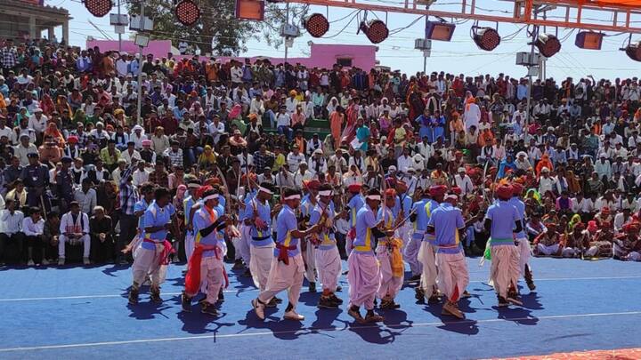Dungarpur Beneshwar Dham: राजस्थान के वागड़ का प्रयाग कहे जाने वाले बेणेश्वर धाम में चल रहे मेले में माघ पूर्णिमा के मुख्य दिन भक्तों की भीड़ उमड़ी. बड़ी संख्या में यहां देशभर से लोग पहुंचे.