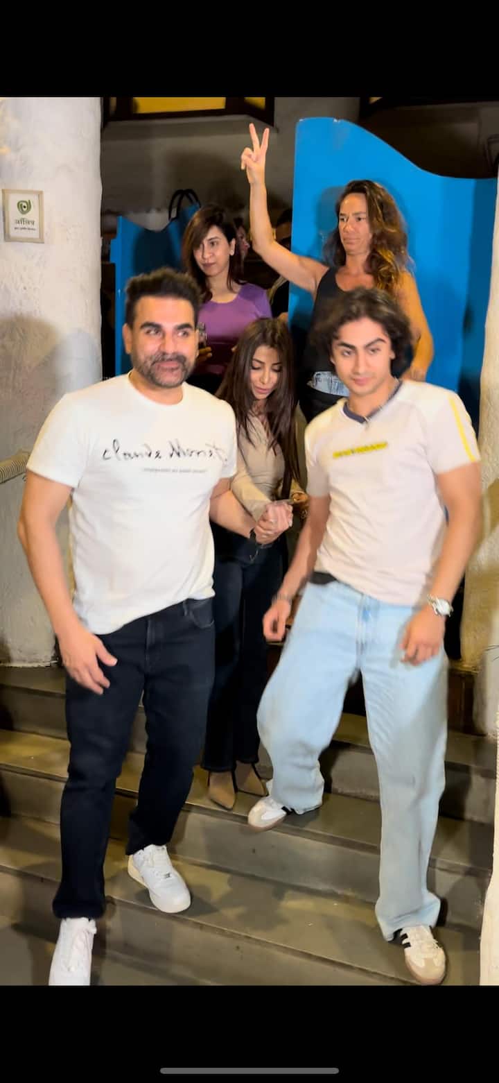मीडिया के सामने पोज देने के बाद अरहान ड्राइविंग सीट पर बैठते हैं और उनकी सौतेली मां फ्रंट सीट पर बैठी होती हैं. वहीं, बाद में अरबाज भी बैक सीट पर आकर बैठते हैं.