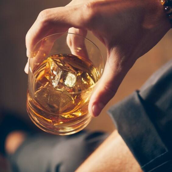 ਨਤੀਜਿਆਂ ਅਨੁਸਾਰ, 12 ਮਿਲੀਲੀਟਰ ਪਾਣੀ ਵਿਸਕੀ ਦਾ ਸੁਆਦ ਬਰਕਰਾਰ ਰੱਖਦਾ ਹੈ। ਇਸ ਤੋਂ ਜ਼ਿਆਦਾ ਪਾਣੀ ਪਾਉਣ ਨਾਲ ਵਿਸਕੀ ਪਤਲੀ ਹੋ ਜਾਂਦੀ ਹੈ। ਇਸ ਕਾਰਨ ਇਸ ਦਾ ਕੁਦਰਤੀ ਸਵਾਦ ਖਤਮ ਹੋ ਜਾਂਦਾ ਹੈ। ਅਧਿਐਨ ਨੇ ਇਹ ਵੀ ਦੇਖਿਆ ਕਿ ਪਾਣੀ ਵੱਖ-ਵੱਖ ਕਿਸਮਾਂ ਦੀਆਂ ਵਿਸਕੀ ਨੂੰ ਕਿਵੇਂ ਪ੍ਰਭਾਵਿਤ ਕਰਦਾ ਹੈ। ਸਮੋਕ ਫਲੇਵਰ ਵਾਲੀ ਸਕਾਚ ਵਿਸਕੀ ਜਦੋਂ ਪਾਣੀ ਵਿੱਚ ਮਿਲਾਈ ਜਾਂਦੀ ਹੈ ਤਾਂ ਹਲਕੀ ਹੋ ਜਾਂਦੀ ਹੈ। ਇਸ ਦੇ ਉਲਟ, ਜਦੋਂ ਜ਼ਿਆਦਾ ਪਾਣੀ ਮਿਲਾਇਆ ਜਾਂਦਾ ਹੈ, ਤਾਂ ਤਿੱਖਾਪਣ ਅਤੇ ਪੂਰੇ ਸੁਆਦ ਵਾਲੀ ਬੋਰਬਨ ਵਿਸਕੀ ਆਪਣੀ ਓਕਵੁੱਡ ਅਤੇ ਵਨੀਲਾ ਅਰੋਮਾ ਖੁਸ਼ਬੂ ਗੁਆ ਦਿੰਦੀ ਹੈ।