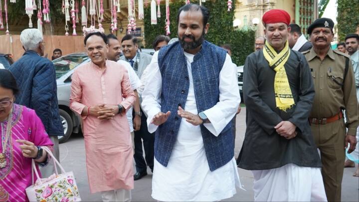 अंबानी परिवार द्वारा नाथद्वारा नगर और खमनोर ब्लॉक के 56 राजकीय विद्यालयों में छप्पन भोग का प्रसाद वितरित किया गया. अंबानी परिवार के आगमन पर नाथद्वारा के चप्पे चप्पे पर पुलिस तैनात रही.