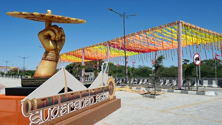 રાહદારીઓ માટે વ્યુઈંગ ગેલેરીની પણ સુવિધા કરેલી છે. તે જગ્યા પરથી પ્રવાસીઓ બેટદ્વારકા અને દરિયાના સુંદર દર્શનનો લ્હાવો લઈ શકશે. બ્રિજના માથે વાહનો ઉપરાંત ચાલીને, સાયકલ, ગોલ્ફ કાર્ટ દ્વારા બેટરી ઓપરેટરથી પણ પસાર થઈ શકશે.