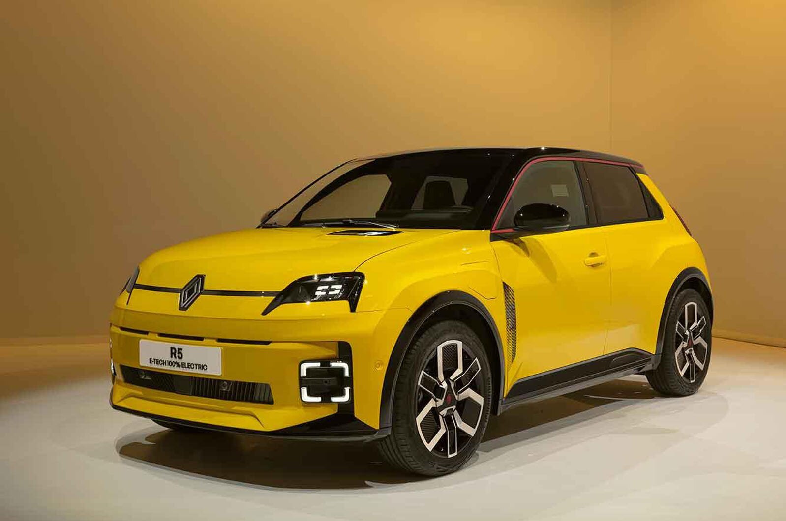 Renault 5 Electric Car: रेनॉ ने पेश की अपनी ‘5' इलेक्ट्रिक हैचबैक, मिलेगी 400 किमी की रेंज