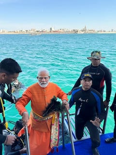 Pm Modi Gujarat Visit: समंदर के अंदर द्वारका देखने के बाद PM मोदी ने श्रीकृष्ण को क्या किया अर्पित? Photos