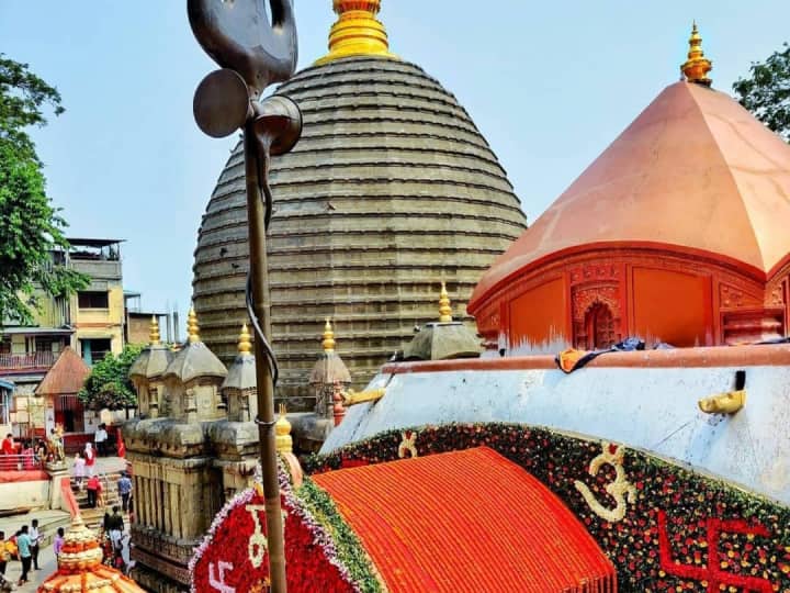मां कामाख्या मंदिर देश में मौजूद 51 शक्तिपीठों में से एक है. यह मंदिर असम में नीलांचल पर्वत से 10 किलोमीटर की दूरी पर स्थित है.जहां न केवल देश के लोग बल्कि अलग-अलग देशों से भी लोग देवी के दर्शन करने आते हैं.