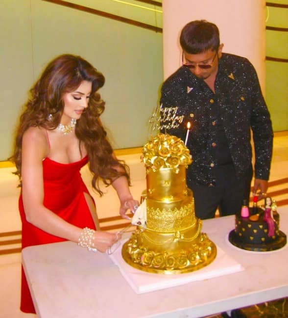 urvashi rautela birthday actress cuts 24 carat real gold cake with honey singh see celebration pics | Urvashi Rautela Birthday: बर्थडे पर उर्वशी रौतेला ने पानी की तरह बहाए पैसे, एक्ट्रेस ने