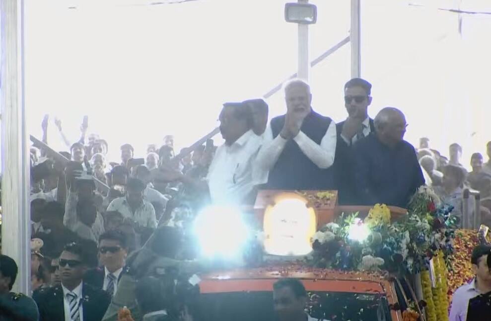 PM Modi Gujarat Visit Live: રાજકોટમાં પ્રધાનમંત્રી મોદીનો ભવ્ય રોડ શો, પુષ્પવર્ષા કરી PMનું સ્વાગત કરાયું PM Modi Gujarat Visit Live Updates Dwarka Signature Bridger Rajkot AIIMS news PM Modi Gujarat Visit Live: રાજકોટમાં પ્રધાનમંત્રી મોદીનો ભવ્ય રોડ શો, પુષ્પવર્ષા કરી PMનું સ્વાગત કરાયું