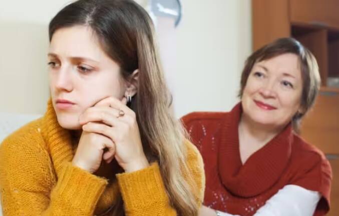 ਕਈ ਵਾਰ ਦੇਖਿਆ ਜਾਂਦਾ ਹੈ ਕਿ ਲੋਕ ਦੂਜਿਆਂ ਦੇ ਸਾਹਮਣੇ ਆਪਣੀਆਂ ਨੂੰਹਾਂ ਨੂੰ ਮਾੜਾ ਬੋਲਦੇ ਹਨ। ਜਦੋਂ ਨੂੰਹਾਂ ਨੂੰ ਇਸ ਸਥਿਤੀ ਬਾਰੇ ਪਤਾ ਲੱਗਾ ਤਾਂ ਉਨ੍ਹਾਂ ਨੂੰ ਬਹੁਤ ਬੁਰਾ ਲੱਗਦਾ ਹੈ। ਜੇਕਰ ਤੁਹਾਡੇ ਨਾਲ ਵੀ ਅਜਿਹਾ ਹੋ ਰਿਹਾ ਹੈ, ਤਾਂ ਆਪਣੀਆਂ ਭਾਵਨਾਵਾਂ ਨੂੰ ਲੁਕਾਉਣ ਦੀ ਕੋਸ਼ਿਸ਼ ਨਾ ਕਰੋ। ਉਹ ਗੱਲਾਂ ਦੱਸੋ ਜੋ ਤੁਹਾਨੂੰ ਆਪਣੇ ਪਰਿਵਾਰ ਜਾਂ ਪਤੀ ਨੂੰ ਬੁਰਾ ਮਹਿਸੂਸ ਕਰਦੀਆਂ ਹਨ। ਕਿਉਂਕਿ ਕਈ ਵਾਰ ਸਾਡੇ ਦਿਲਾਂ ਵਿੱਚ ਦੱਬੀਆਂ ਗੱਲਾਂ ਸਾਡੇ ਲਈ ਠੀਕ ਨਹੀਂ ਹੁੰਦੀਆਂ।