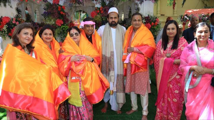 अंबानी परिवार का कोई भी शुभ कार्य हो वो इसी मंदिर से शुरू होता है. मुकेश अंबानी और उनका परिवार कई सालों से श्रीनाथ जी मंदिर से जुड़ा है.