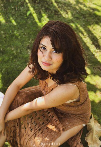 ਇਨ੍ਹਾਂ ਤਸਵੀਰਾਂ 'ਚ ਤੁਸੀਂ ਦੇਖ ਸਕਦੇ ਹੋ ਕਿ ਅਭਿਨੇਤਰੀ ਅਵਨੀਤ ਕੌਰ ਕੁਦਰਤ ਦਾ ਆਨੰਦ ਲੈਂਦੇ ਹੋਏ ਕਾਫੀ ਖੁਸ਼ ਅਤੇ ਰਿਲੈਕਸ ਮੋਡ 'ਚ ਨਜ਼ਰ ਆ ਰਹੀ ਹੈ।