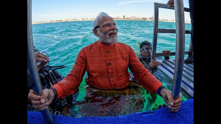 PM Narendra Modi Dwarka Underwater scuba diving Divine Experience Sudarshan Setu Beyt Dwarka island Panchkui beach Dwarka Darshan WATCH: PM Modi's 'Divine' Scuba Diving Experience As He Offers Prayers In Submerged Dwarka City