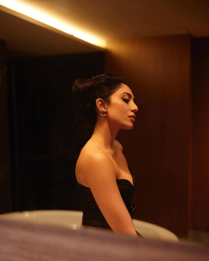 தற்போது இவர் பல படங்களிலும் சீரீஸ்களிலும் கமிட்டாகி பிஸியாகி நடித்து வருகிறார்.