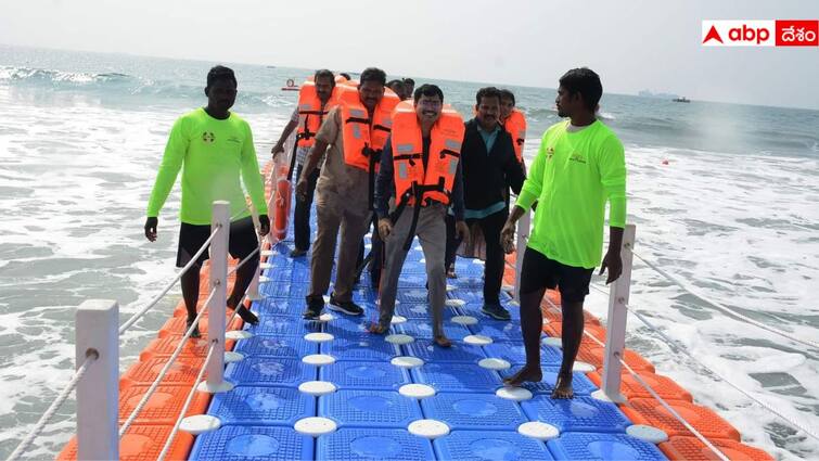 Floating Sea Bridge inaugurated at RK Beach in Visakhapatnam Floating Bridge: విశాఖ ఆర్కే బీచ్‌లో ఫ్లోటింగ్ బ్రిడ్జి ప్రారంభం, అలలపై తేలియాడుతూ ఎంజాయ్