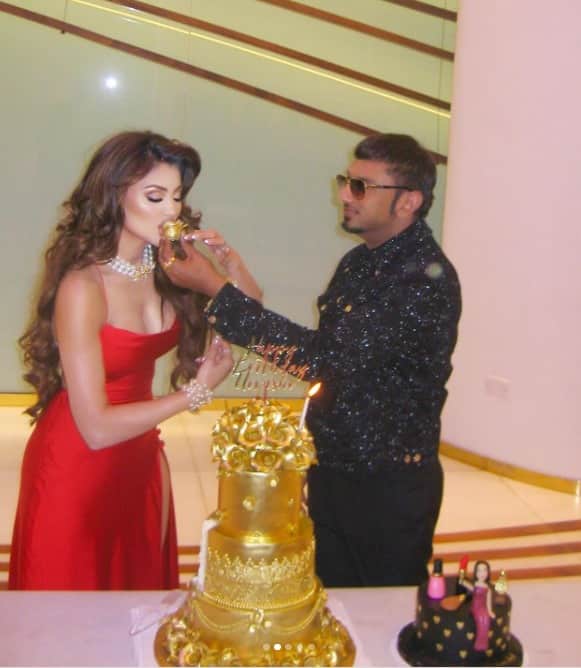 urvashi rautela birthday actress cuts 24 carat real gold cake with honey singh see celebration pics | Urvashi Rautela Birthday: बर्थडे पर उर्वशी रौतेला ने पानी की तरह बहाए पैसे, एक्ट्रेस ने