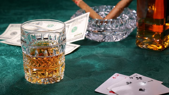 आपको जानकर हैरानी होगी कि व्हिस्की पीने वाले 99 फीसदी लोग ये बात नहीं जानते हैं कि एक पेग व्हिस्की में उन्हें कितना पानी मिलाना चाहिए. कोई पानी से पूरा ग्लास भर देता है तो कोई बहुत कम मात्रा में पानी का इस्तेमाल करता है या फिर कोई सिर्फ आइस क्यूब का इस्तेमाल करता है.