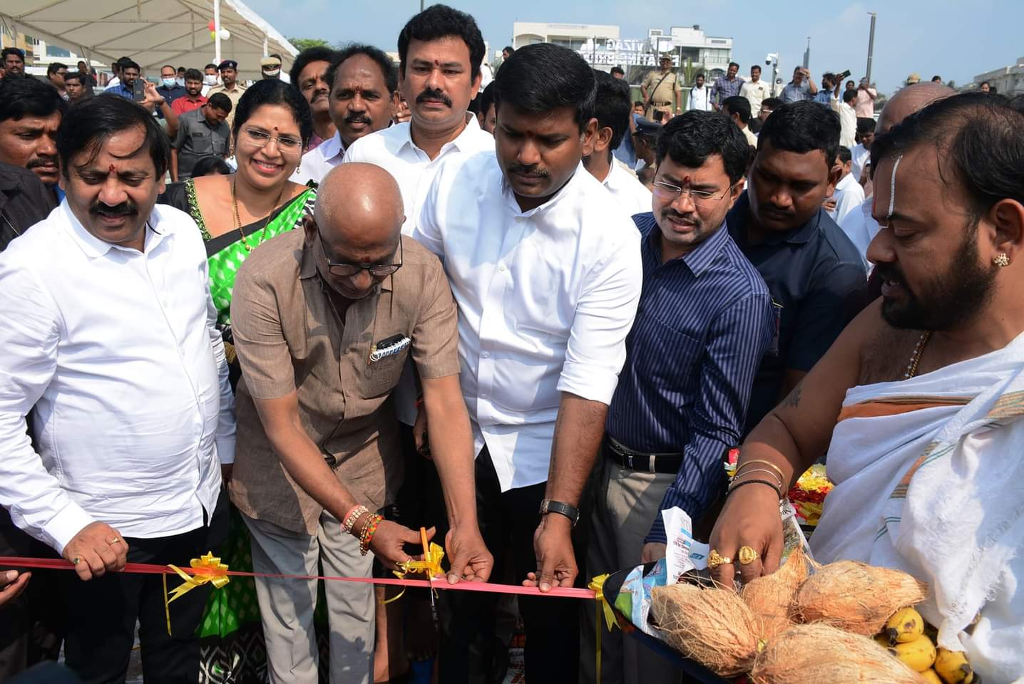 Floating Bridge: విశాఖ ఆర్కే బీచ్‌లో ఫ్లోటింగ్ బ్రిడ్జి ప్రారంభం, అలలపై తేలియాడుతూ ఎంజాయ్