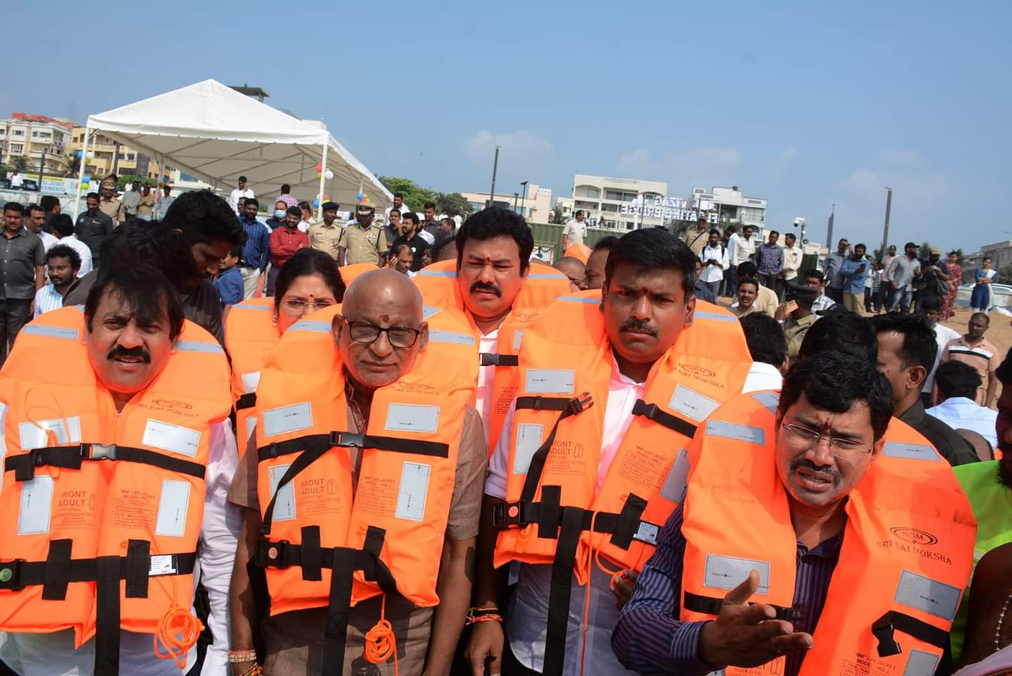 Floating Bridge: విశాఖ ఆర్కే బీచ్‌లో ఫ్లోటింగ్ బ్రిడ్జి ప్రారంభం, అలలపై తేలియాడుతూ ఎంజాయ్