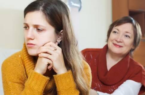 ਕਦੇ-ਕਦੇ ਦੇਖਿਆ ਜਾਂਦਾ ਹੈ ਕਿ ਲੋਕ ਦੂਜਿਆਂ ਦੇ ਸਾਹਮਣੇ ਆਪਣੀਆਂ ਨੂੰਹਾਂ ਨੂੰ ਮਾੜਾ ਬੋਲਦੇ ਹਨ। ਜਦੋਂ ਨੂੰਹਾਂ ਨੂੰ ਇਸ ਸਥਿਤੀ ਬਾਰੇ ਪਤਾ ਲੱਗਦਾ ਹੈ ਤਾਂ ਉਨ੍ਹਾਂ ਨੂੰ ਬਹੁਤ ਬੁਰਾ ਲੱਗਦਾ ਹੈ। ਜੇਕਰ ਤੁਹਾਡੇ ਨਾਲ ਵੀ ਅਜਿਹਾ ਹੋ ਰਿਹਾ ਹੈ, ਤਾਂ ਆਪਣੀਆਂ ਭਾਵਨਾਵਾਂ ਨੂੰ ਲੁਕਾਉਣ ਦੀ ਕੋਸ਼ਿਸ਼ ਨਾ ਕਰੋ। ਜਿਹੜੀਆਂ ਗੱਲਾਂ ਤੁਹਾਨੂੰ ਚੰਗੀਆਂ ਨਹੀਂ ਲੱਗਦੀਆਂ ਹਨ, ਉਹ ਆਪਣੇ ਪਤੀ ਨਾਲ ਸਾਂਝੀਆਂ  ਕਰੋ, ਕਿਉਂਕਿ ਕਈ ਵਾਰ ਗੱਲਾਂ ਸਾਂਝੀਆਂ ਕਰਨ ਨਾਲ ਸਭ ਕੁੱਝ ਠੀਕ ਹੋ ਜਾਂਦਾ ਹੈ।