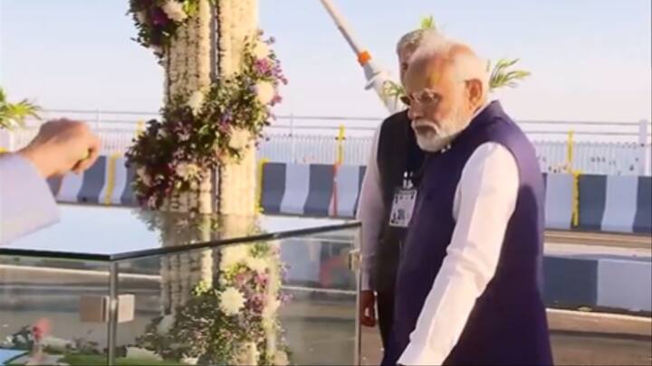 सुदर्शन सेतु ओखा मेनलैंड और बेट द्वारका को जोड़ेगा. इसकी लागत करीब 980 करोड़ रुपये है. सुदर्शन सेतु पुल ओखा-बेट द्वारका सिग्नेचर ब्रिज के रूप में भी जाना जाता है.