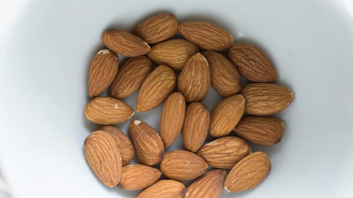 Soak Almonds : बदाम उच्च संतृप्त चरबीने समृद्ध असतात आणि म्हणूनच ते कोलेस्टेरॉल नियंत्रित करून हृदय निरोगी ठेवण्यास उपयुक्त ठरतात.