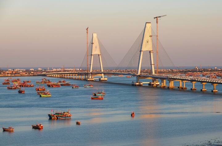 কী ধরনের সেতু এটি? এটি এমন পদ্ধতিতে তৈরি করা হয়, যেখানে সেতুর ডেকের (Deck) ওজন কোণাকুণি ভাবে টানা তার (Cable)-এর উপর থাকে। এটি একধরনের সাসপেনশন ব্রিজ। ব্রিজের ডেক থেকে টানা একাধিক স্তম্ভে বা টাওয়ারে সংযুক্ত থাকে। উল্টো V-এর মতো দেখতে এই প্যাটার্নগুলি। তারের উপর এই সেতু প্রায় ঝুলন্ত দেখতে লাগে। কলকাতায় ভাগীরথীর উপর থাকা বিদ্য়াসাগর সেতু এমন ধরনেরই সেতু।