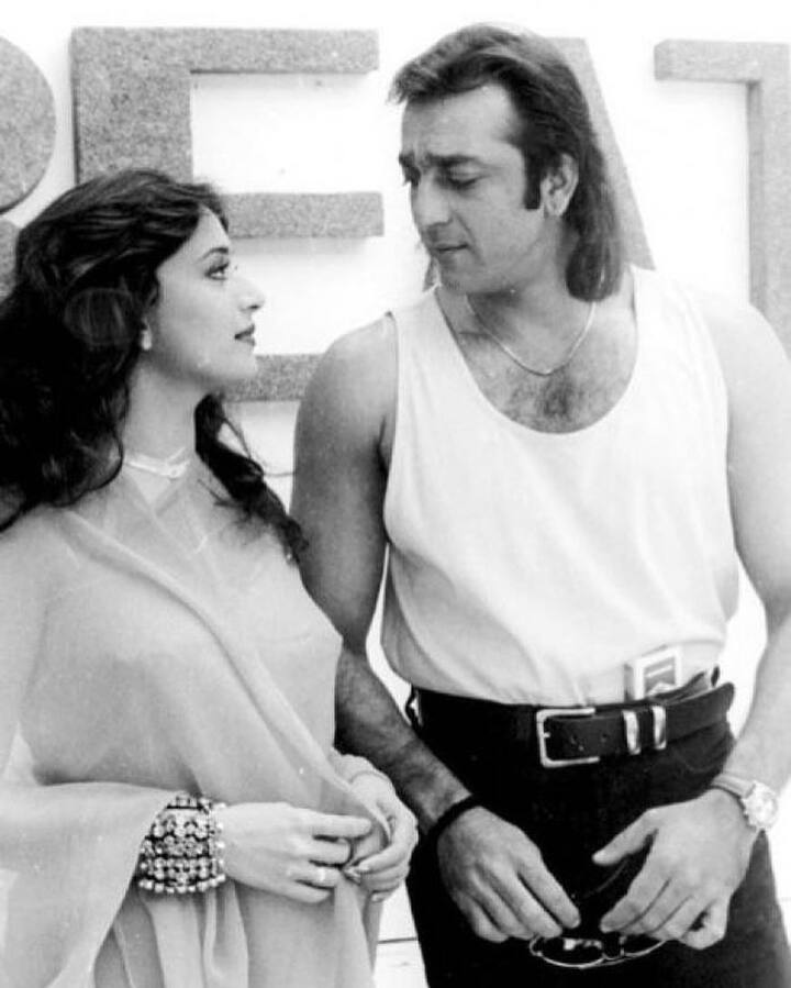 ‘खलनायक’ में माधुरी के साथ संजय दत्त और जैकी श्रॉफ नजर आए थे. तीनों की फिल्म काफी हिट भी हुई थी. इसी फिल्म के दौरान दोनों का प्यार परवान चढ़ चुका था. लेकिन फिर जब संजय पर टाडा केस लगा तो माधुरी ने उनसे खुद को अलग कर लिया और दोनों का रिश्ता टूट गया.