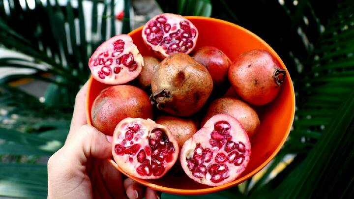 Pomegranate Benefits :  डाळिंबात अँटी-बॅक्टेरियल आणि अँटी-व्हायरल गुणधर्म असतात. जे रोगप्रतिकारक शक्ती वाढवण्यास आणि संसर्गापासून संरक्षण करण्यास मदत करू शकतात.