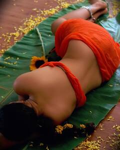 Megha Shukla Photos: કેળના પાંદડા પર સુતા સુતા મેઘા શુક્લાએ બતાવી કાતિલ અદા