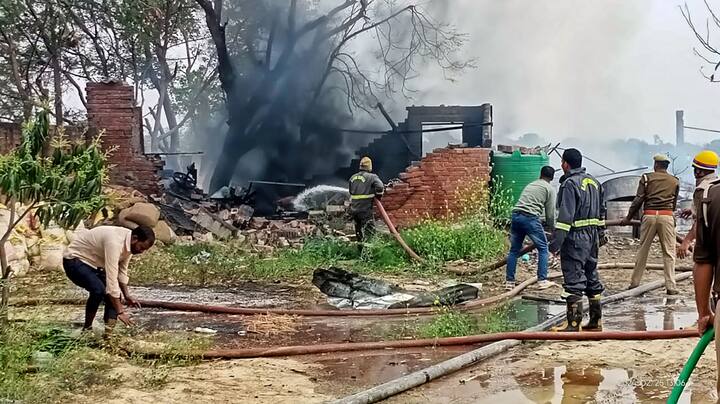 Kaushambi Firecracker Factory Explosion Many People Died and Rescue operation lasted for 5 hours ANN UP News: कौशांबी की पटाखा फैक्ट्री में विस्फोट के बाद 7 लोगों की मौत, आस-पास के घरों में पड़ी दरारें