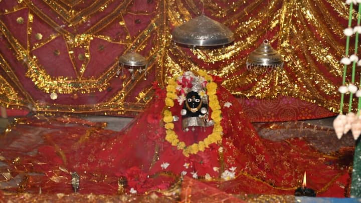 दंतेश्वरी माता मंदिर यह मंदिर दंतेवाड़ा जिले में है. इसे देवी के 52 शक्तिपीठों में से एक माना जाता है. पौराणिक संदर्भ बताते हैं कि यहां दंतेश्वरी माता का दांत गिरा था.