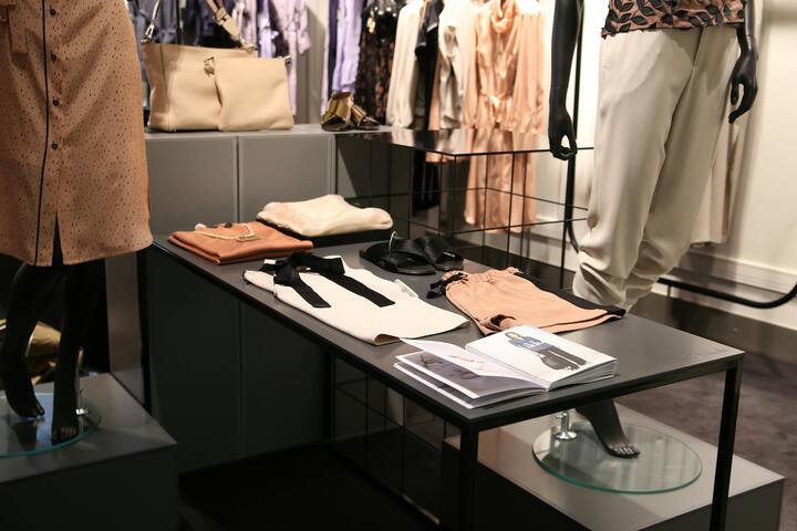 कपडे क्रमवारीत ठेवा : तुमचे कपडे वेगवेगळ्या प्रकारे व्यवस्थित करा जसे की टी-शर्ट, जीन्स, शर्ट आणि स्कर्ट वेगळे ठेवा. याच्या मदतीने तुम्हाला जेव्हाही काही घालायचे असेल तेव्हा ते तुम्हाला सहज सापडेल. [Photo Credit : Pexel.com]