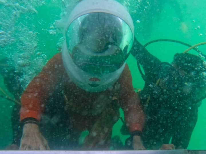 पीएम मोदी ने स्कूबा डाइविंग के दौरान समुद्र में डूबी पौराणिक द्वारका नगरी के अवशेष देखे.इस दौरान पीएम के साथ नेवी के जवान मुस्तैद रहे. साथ ही समुद्र के आसपास चाक-चौबंद सुरक्षा व्यवस्था रही.