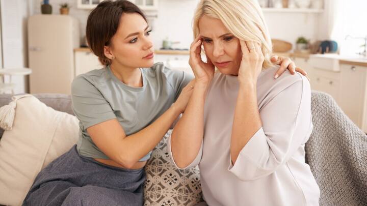 कई लोग ऐसे होते हैं जो दूसरों के सामने अपनी बहुओं की बुराई करते हैं. यदि यह आपके साथ भी हो रहा है, तो इस पर प्रतिक्रिया न दें. उन लोगों से दूर रहने का प्रयास करें जो आपके बारे में बुरी बातें कह रहे हैं.