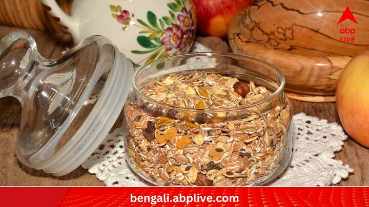 খাবারের দিকে নজর না দিলে উপায় নেই। তবে খুব বেশি কিছু বদল নয়, শুধু খেয়াল রাখা দরকার ডায়েটে যেন 'ফাইবার' সমৃদ্ধ খাবার বেশি থাকে। যেমন ওটস।(ছবি:PIXABAY)