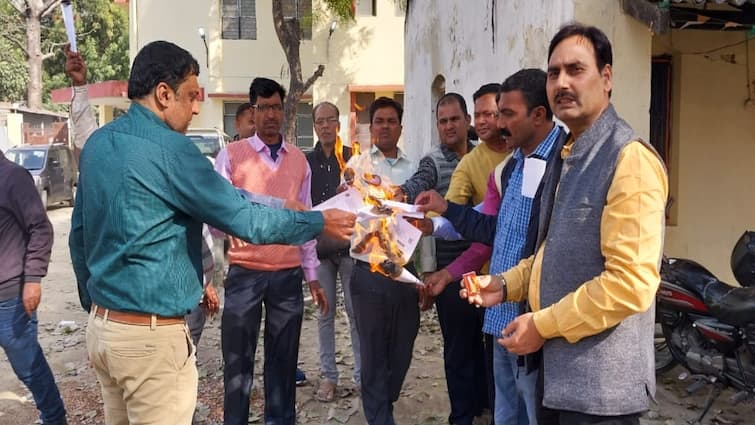 Niyojit Shikshak Protest in Gopalganj demonstrated by burning admit cards ann Niyojit Shikshak Protest: गोपालगंज में नियोजित शिक्षकों ने एडमिट कार्ड जलाकर किया प्रदर्शन, सक्षमता परीक्षा का कर रहे हैं विरोध