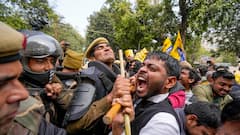 दिल्ली में पार्टी दफ्तर के बाहर AAP कार्यकर्ताओं का बीजेपी के खिलाफ प्रोटेस्ट, 18 लाख लोग नहीं...