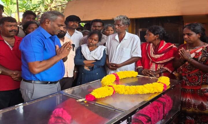 Tiruvannamalai District Collector paskara Pandian personally paid respects to the body of the organ donor - TNN உடல் உறுப்புகள் தானம் பெறப்பட்ட நபரின் உடலுக்கு தி.மலை மாவட்ட ஆட்சியர் நேரில் அஞ்சலி