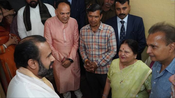 कोकिला बेन के जन्मदिन के अवसर पर श्रीनाथ मंदिर में विशेष श्रृंगार किया गया. फाल्गुन माह की सेवा धरा कर गुलाल आरती उतारी गई. अंबानी परिवार द्वारा श्रीजी प्रभु को स्वर्ण आभूषण भी भेंट किए गए.