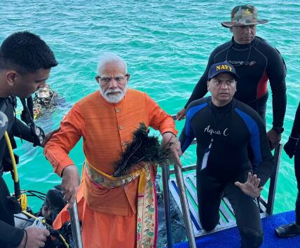 PM Modi worshiped in Krishna's Dwarka; Took a dip in the lake, said- 'It was a divine experience' Pm modi: ਪੀਐਮ ਮੋਦੀ ਨੇ ਦੁਆਰਕਾ ਨਗਰੀ 'ਚ ਕੀਤੀ ਪੂਜਾ; ਸਮੁੰਦਰ 'ਚ ਲਾਈ ਡੁਬਕੀ, ਕਿਹਾ- 'ਇਹ ਇੱਕ ਬ੍ਰਹਮ ਅਨੁਭਵ ਸੀ'